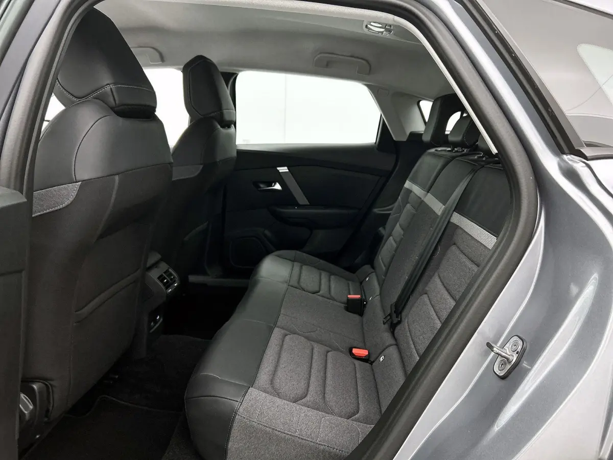 You 50 kWh 136pk | Accu 97% | Navigatie via Apple Carplay / Android Auto | Achteruitrijcamera | Climate Control | Cruise Control | Parkeersensoren | DAB+ radio | Armsteun | Stof/kunstlederen