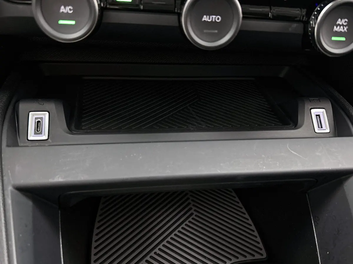 You 50 kWh 136pk | Accu 97% | Navigatie via Apple Carplay / Android Auto | Achteruitrijcamera | Climate Control | Cruise Control | Parkeersensoren | DAB+ radio | Armsteun | Stof/kunstlederen