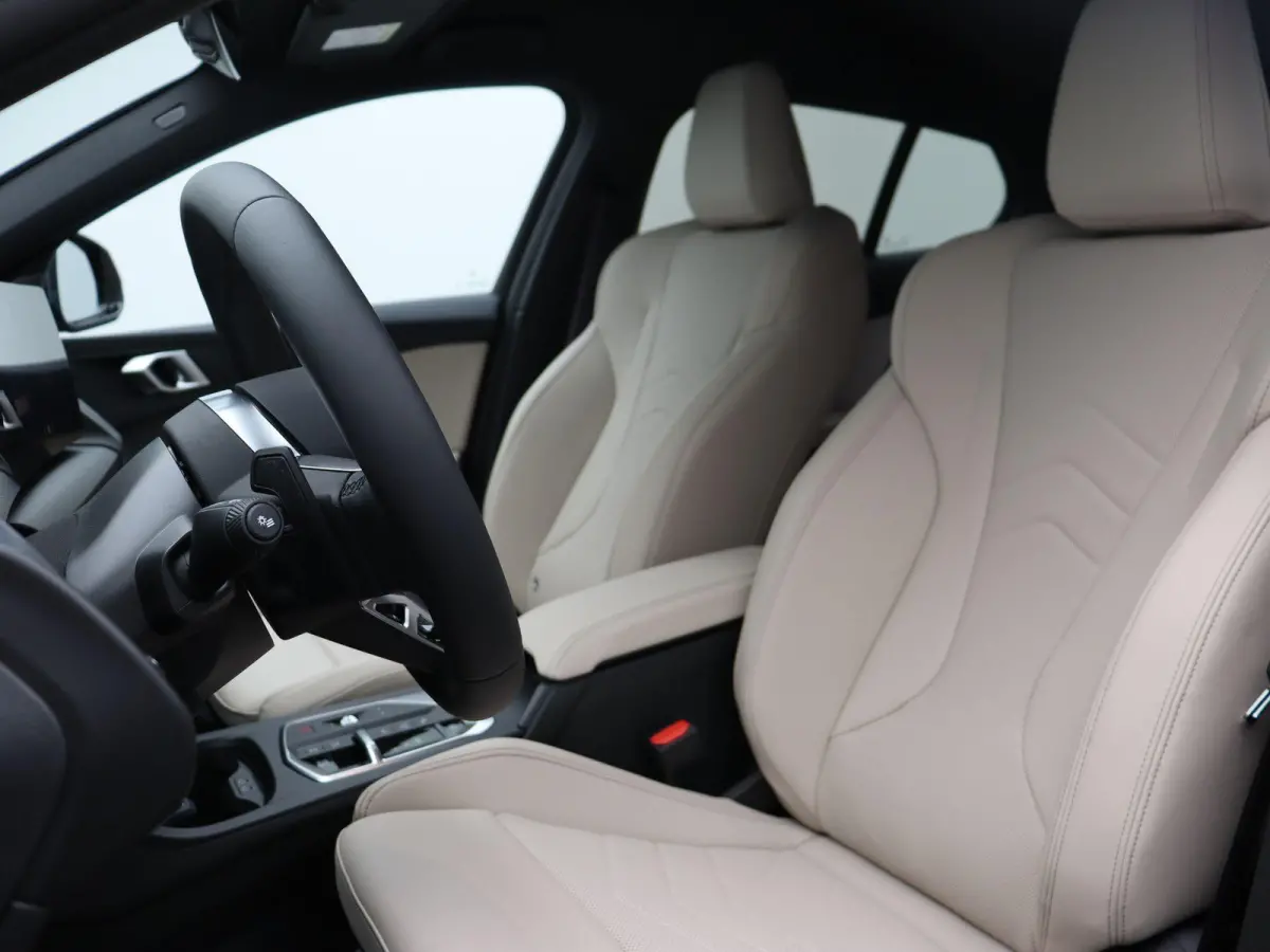 120 M Sportpakket Pro | Premium Pack | Stuurwielrand verwarmd | Driving Assistant | Harman Kardon | 19''