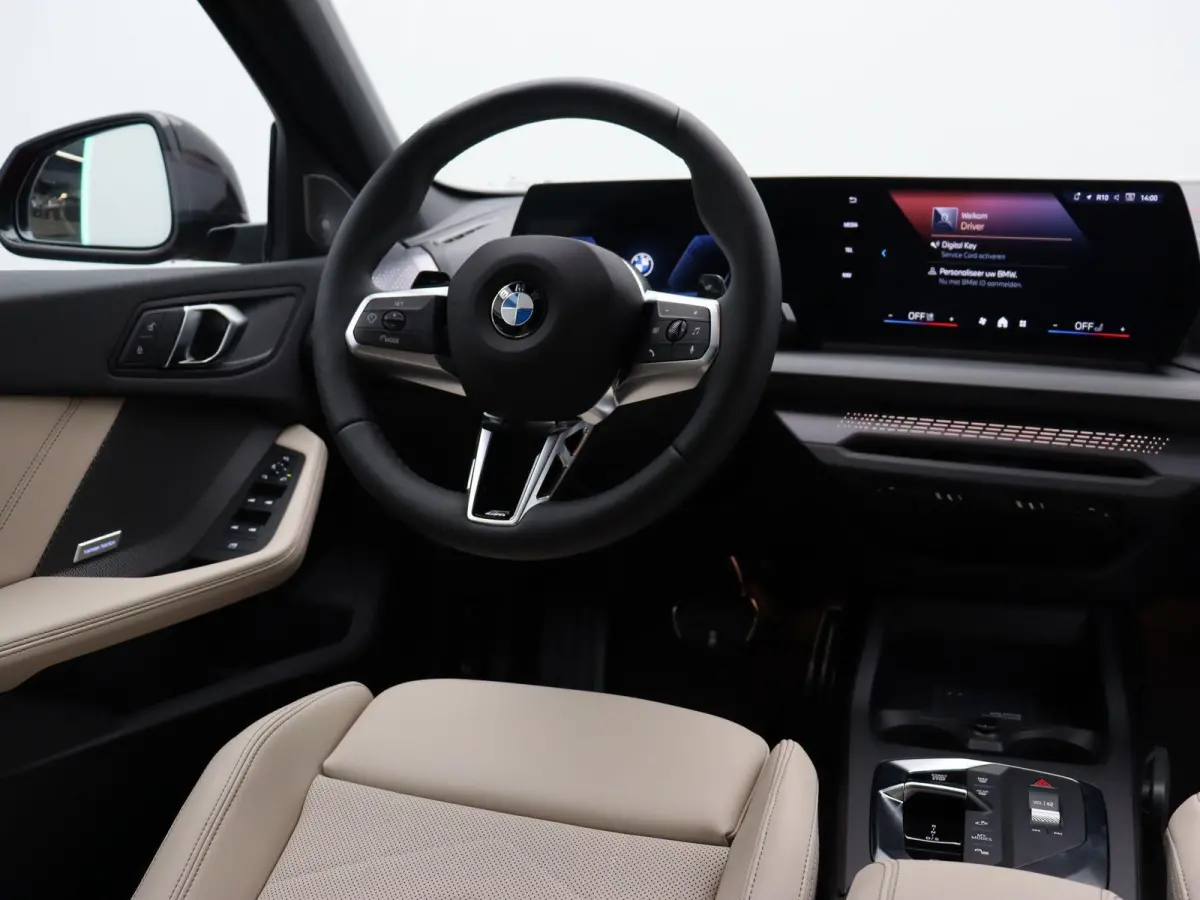 120 M Sportpakket Pro | Premium Pack | Stuurwielrand verwarmd | Driving Assistant | Harman Kardon | 19''
