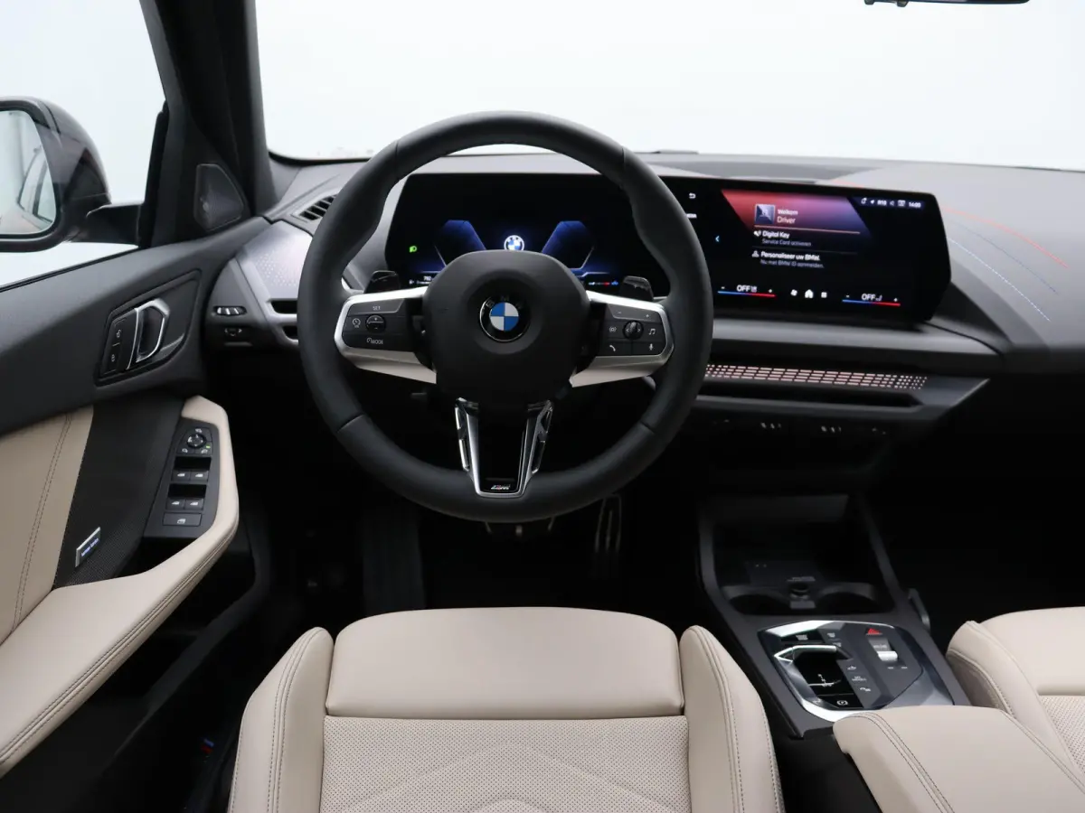 120 M Sportpakket Pro | Premium Pack | Stuurwielrand verwarmd | Driving Assistant | Harman Kardon | 19''