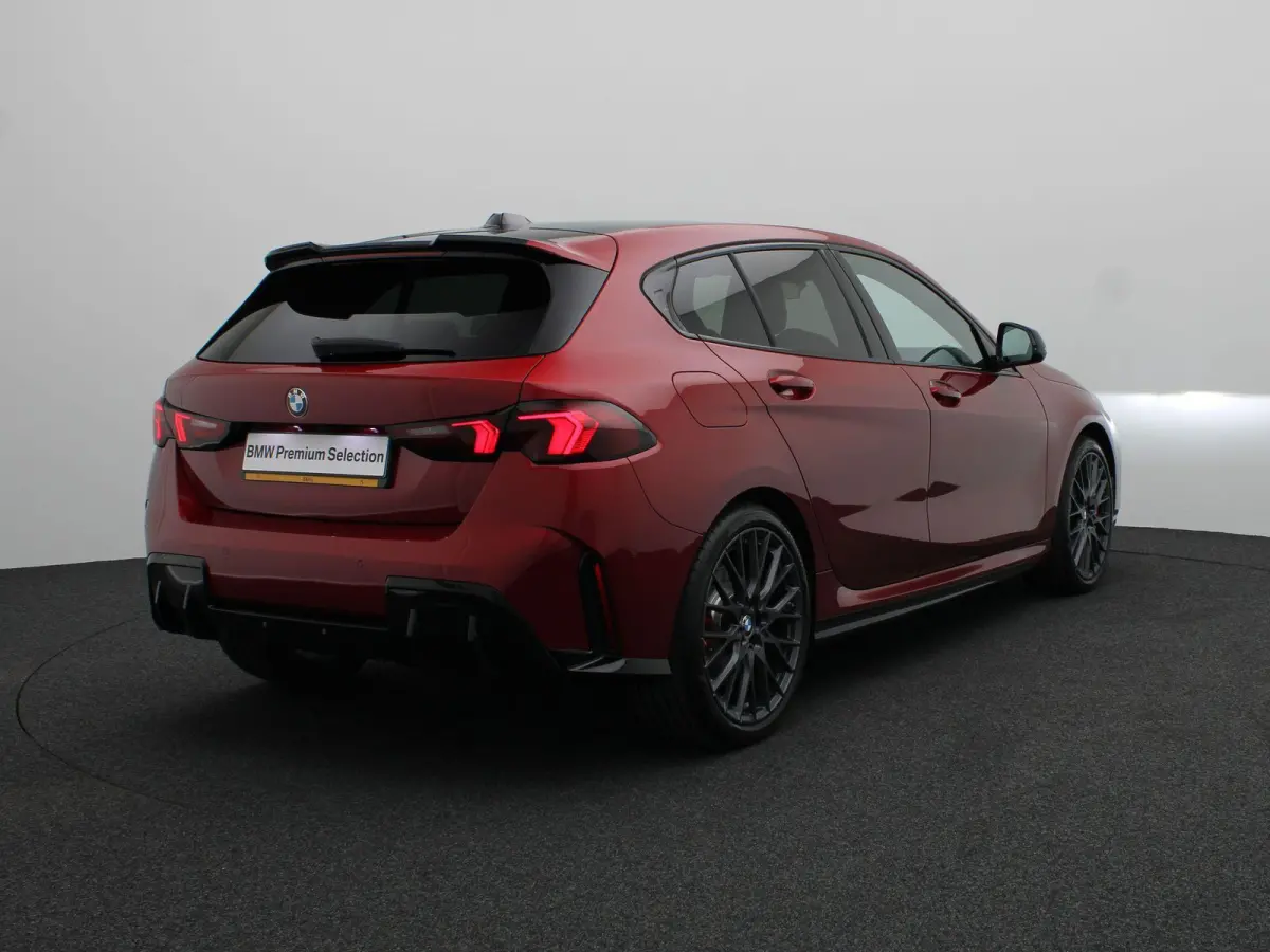 120 M Sportpakket Pro | Premium Pack | Stuurwielrand verwarmd | Driving Assistant | Harman Kardon | 19''