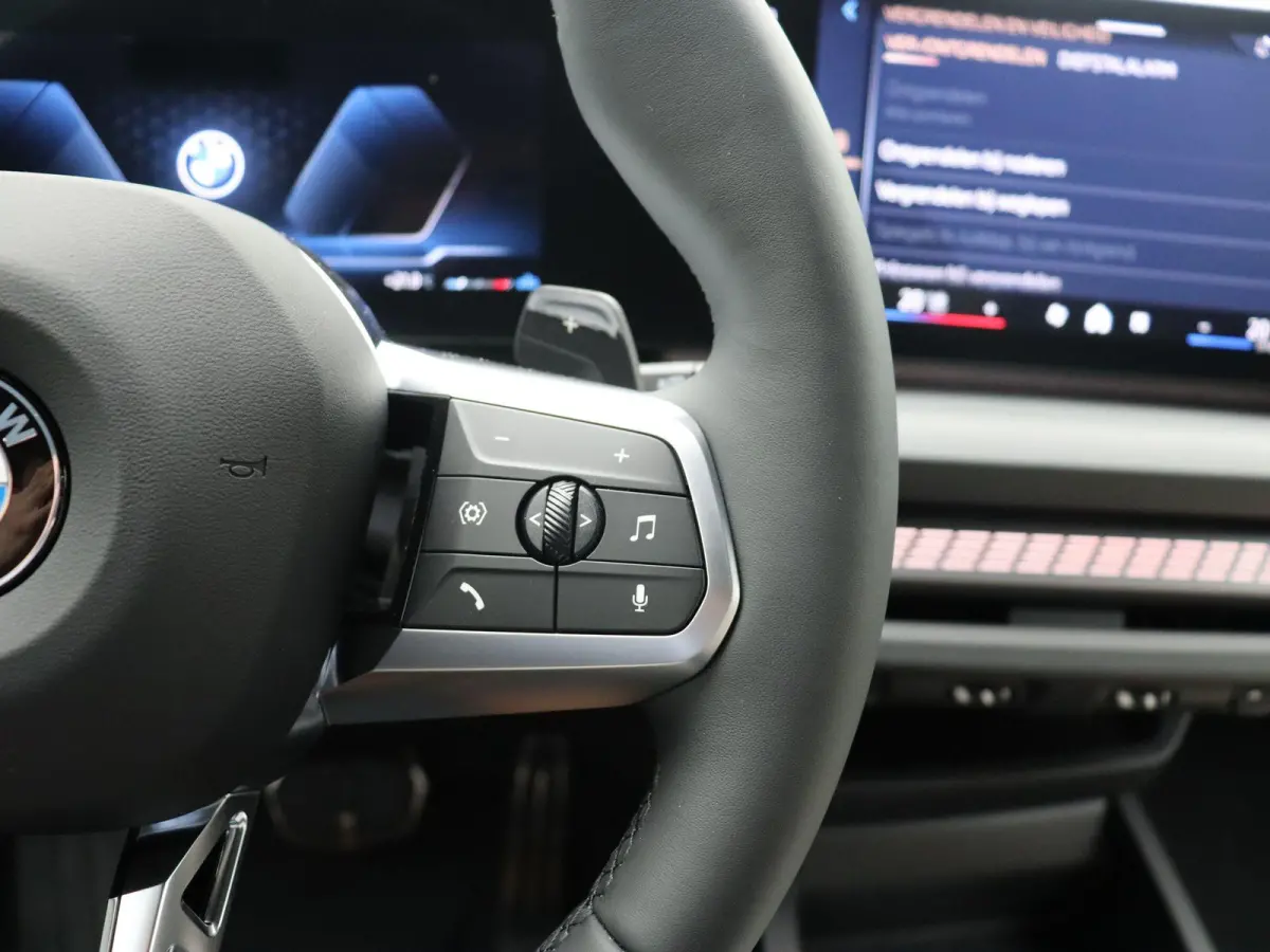120 M Sportpakket Pro | Premium Pack | Stuurwielrand verwarmd | Driving Assistant | Harman Kardon | 19''
