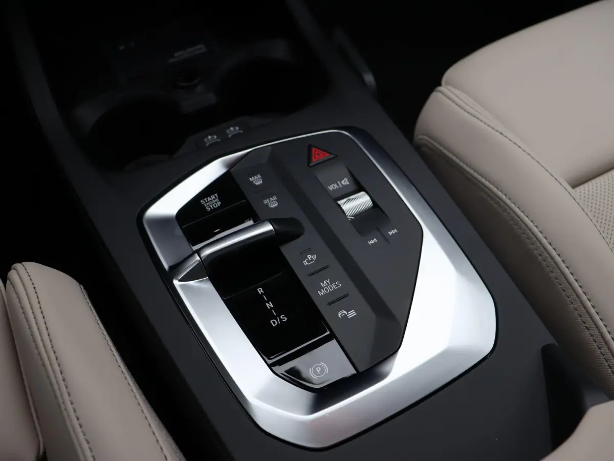 120 M Sportpakket Pro | Premium Pack | Stuurwielrand verwarmd | Driving Assistant | Harman Kardon | 19''