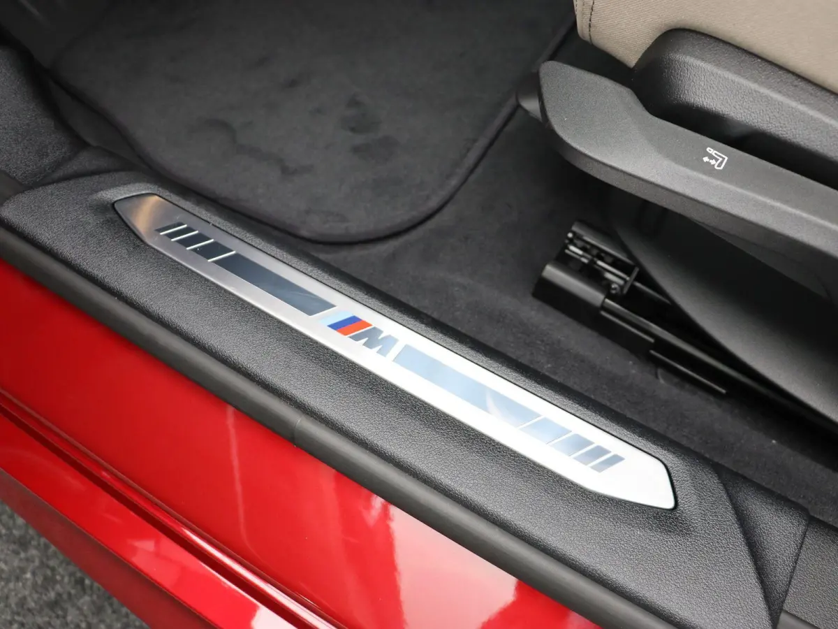120 M Sportpakket Pro | Premium Pack | Stuurwielrand verwarmd | Driving Assistant | Harman Kardon | 19''