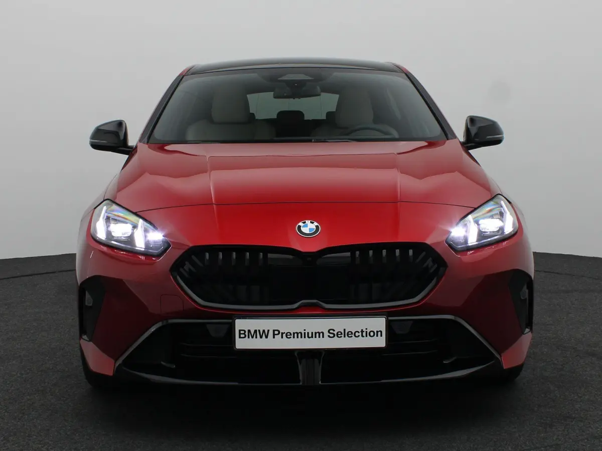 120 M Sportpakket Pro | Premium Pack | Stuurwielrand verwarmd | Driving Assistant | Harman Kardon | 19''