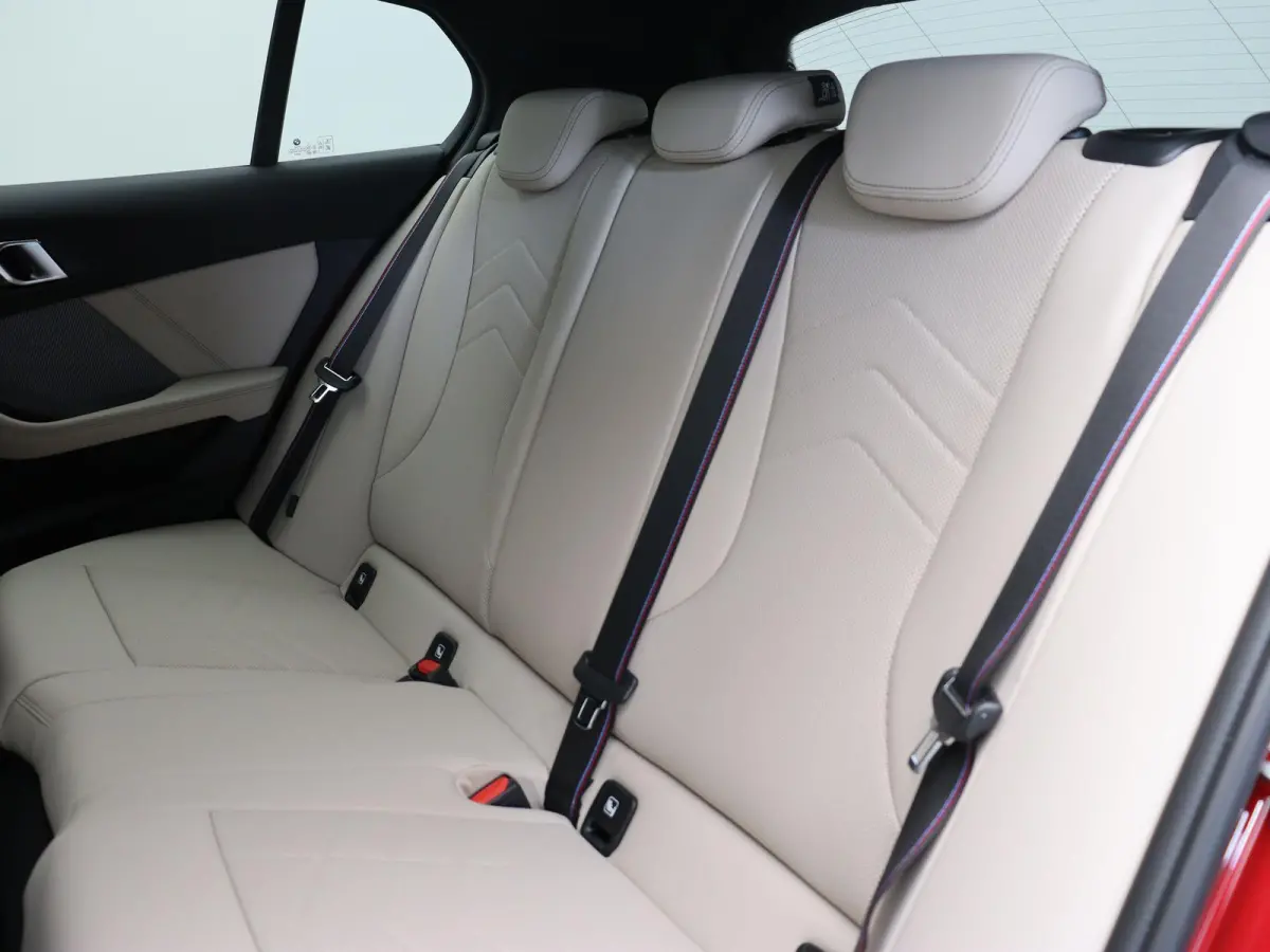 120 M Sportpakket Pro | Premium Pack | Stuurwielrand verwarmd | Driving Assistant | Harman Kardon | 19''