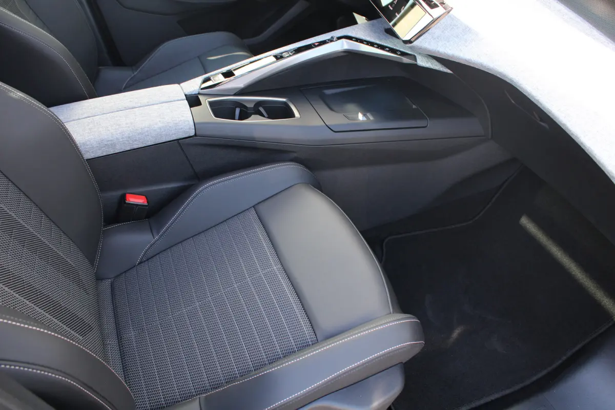 1.6 plug-in Hybrid 195 Allure | Automaat | Navigatie | Panorama/schuifdak | Camera | All season | NL auto | 9.750km |
