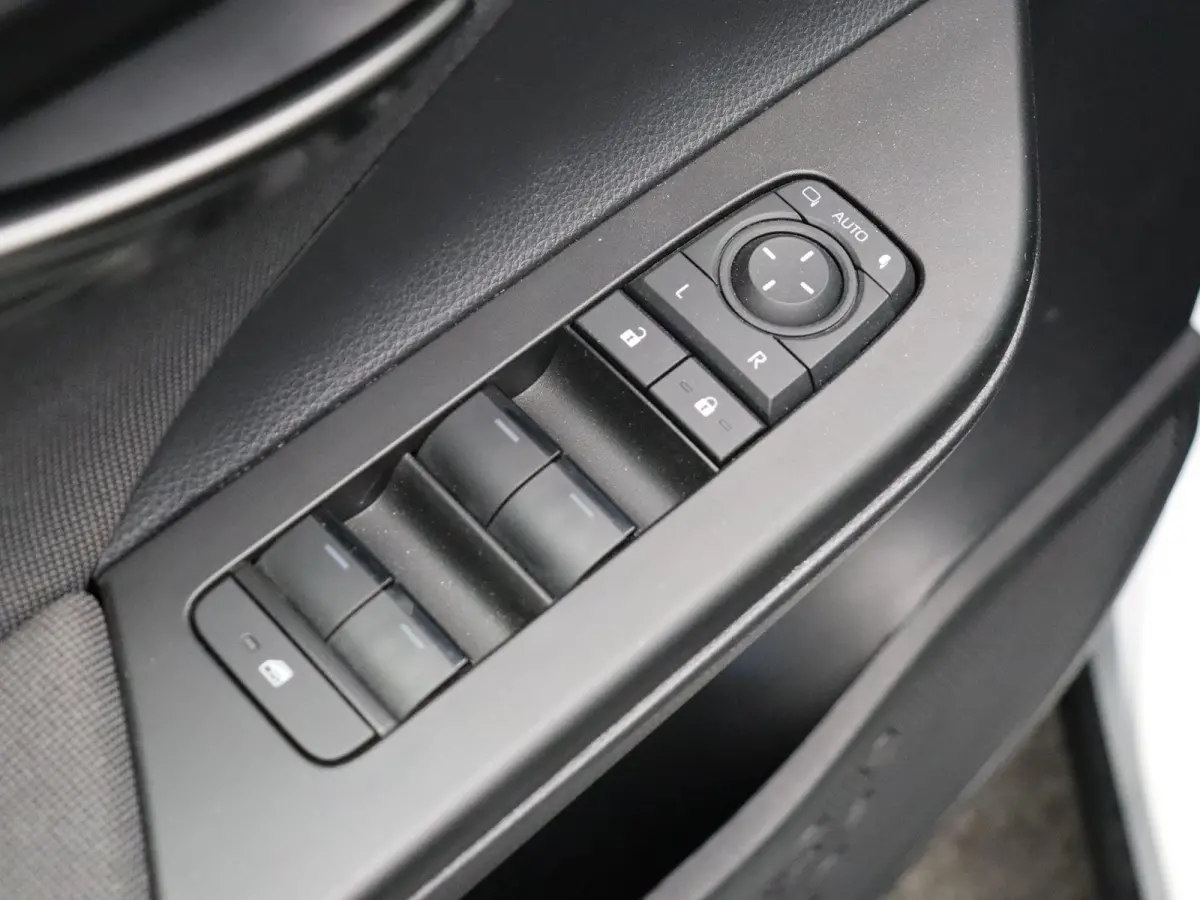 2.0 Plug-in Hybrid 220 First Edition | Stoelverwarming | PHEV | Keyless Entry | All Season Banden |
