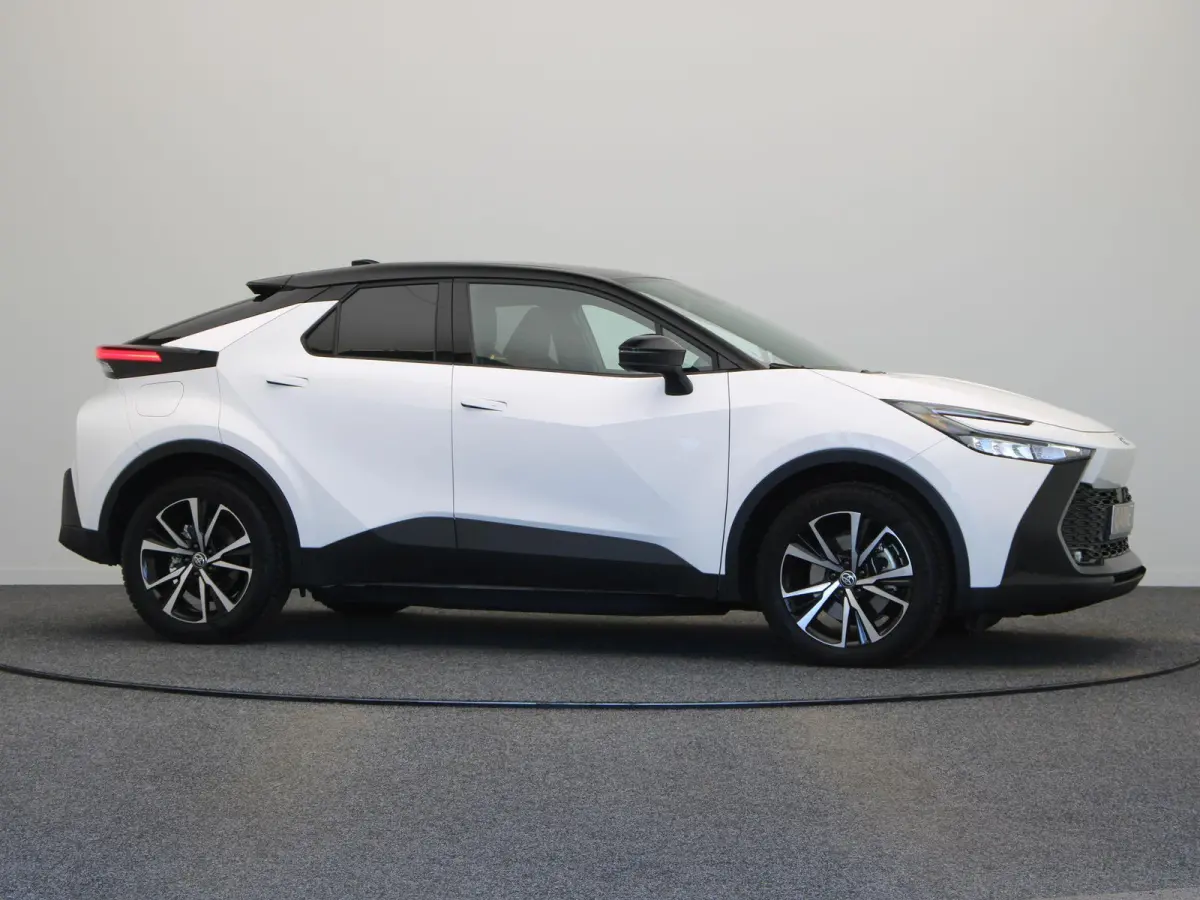 2.0 Plug-in Hybrid 220 First Edition | Stoelverwarming | PHEV | Keyless Entry | All Season Banden |