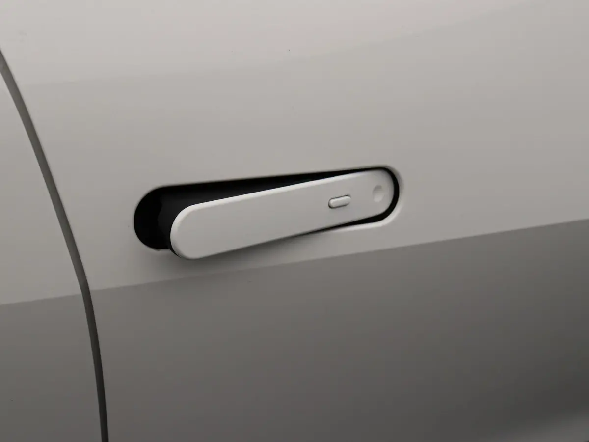 2.0 Plug-in Hybrid 220 First Edition | Stoelverwarming | PHEV | Keyless Entry | All Season Banden |
