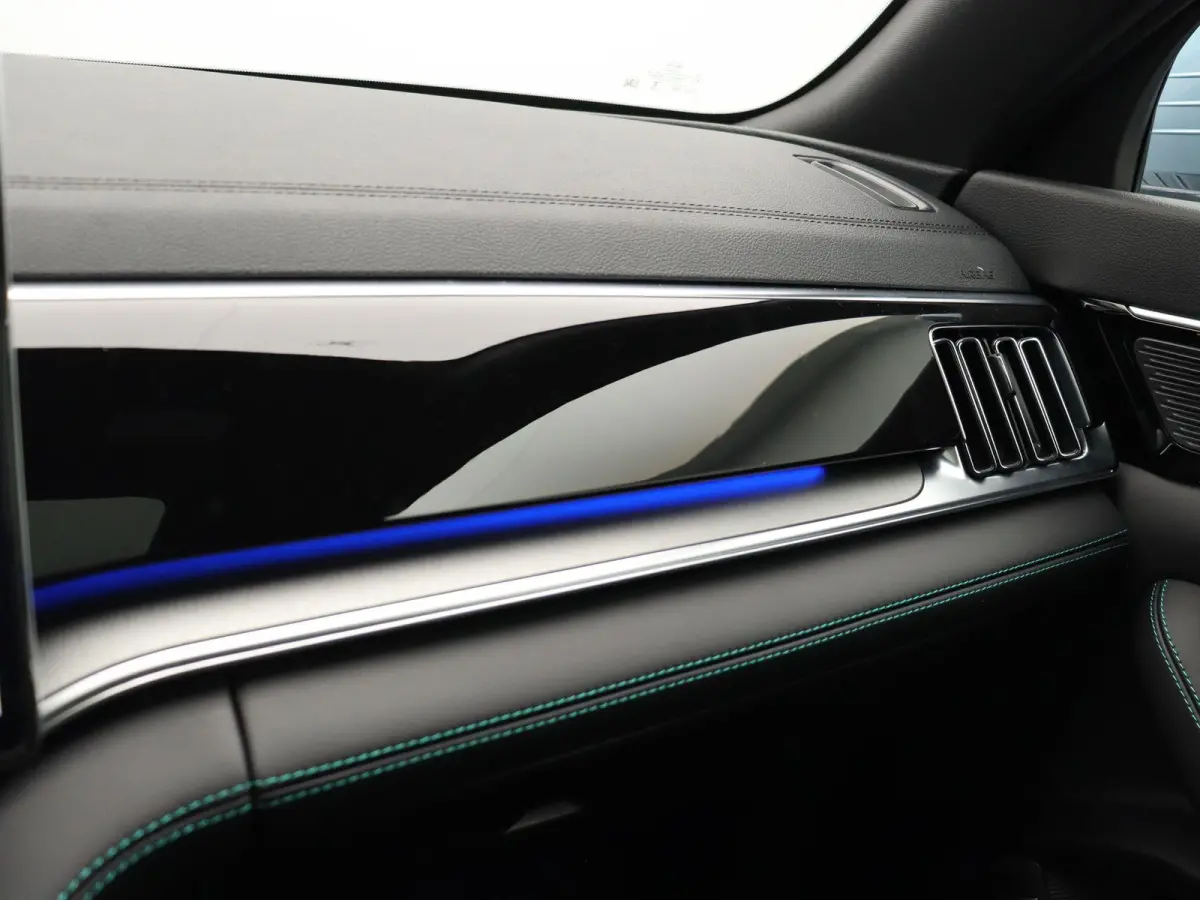 1.5 DM-i FWD Comfort | 26.6 KWh Accu | 125km WLTP | Verwarmde/geventileerde voorstoelen | Stuurwielverwarming | Panoramadak | Head-Up Display | Infinity audio |