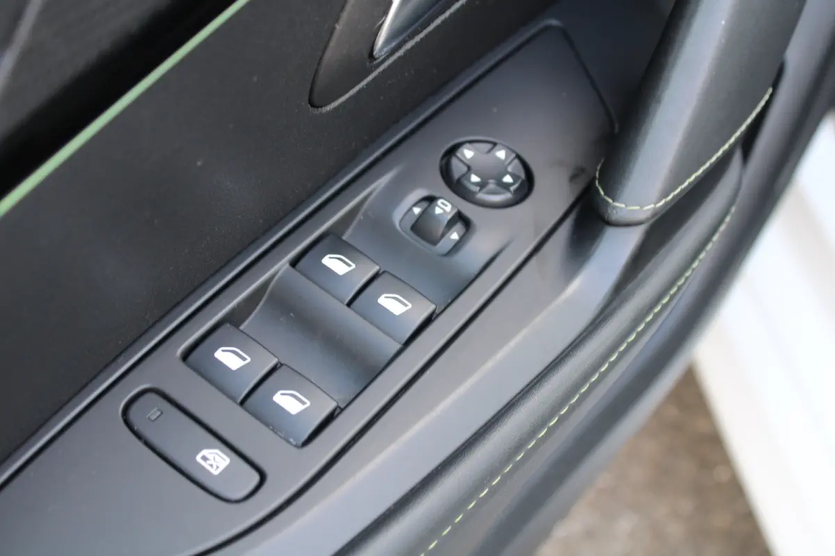 1.2 PureTech GT Pack | Navigatie | Camera | Panoramadak | Stoelverwarming | Apple carplay | Full LED |