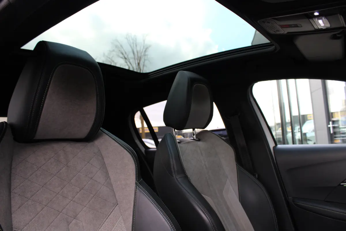 1.2 PureTech GT Pack | Navigatie | Camera | Panoramadak | Stoelverwarming | Apple carplay | Full LED |