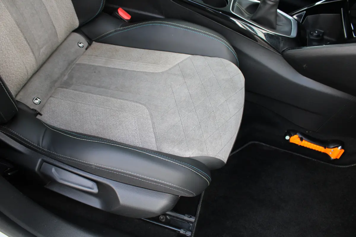 1.2 PureTech GT Pack | Navigatie | Camera | Panoramadak | Stoelverwarming | Apple carplay | Full LED |