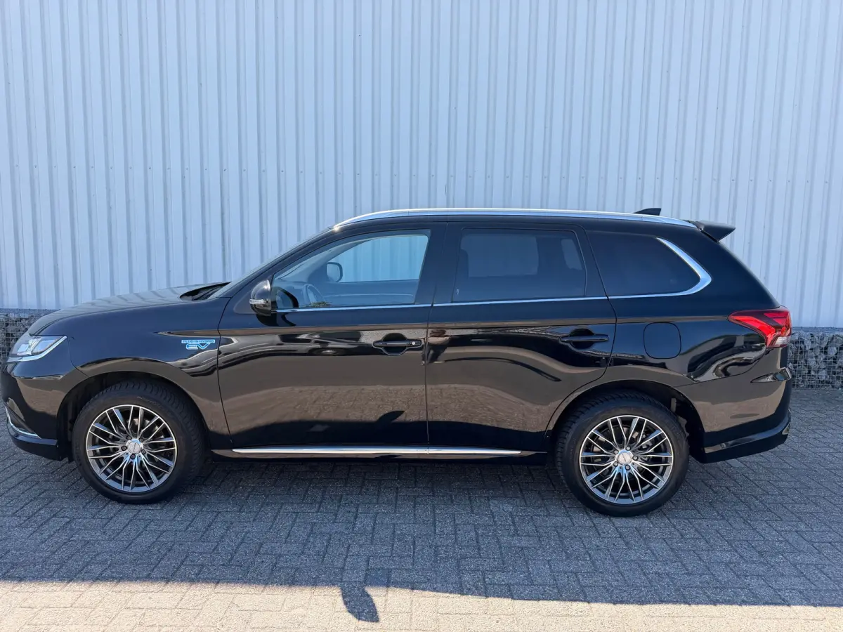 2.4 PHEV AWD PURE PLUG IN HYBRIDE CAMERA CARPLAY LED-XENON