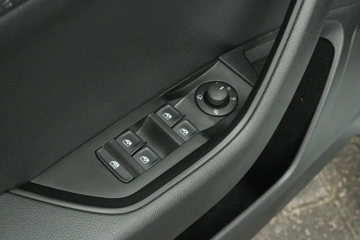 1.5 TSI 150pk Ambition | Verwarmde Voorruit | Cruise Control | 17'LM Velgen | Parkeersensoren | Stoelverwarming | Climate Control