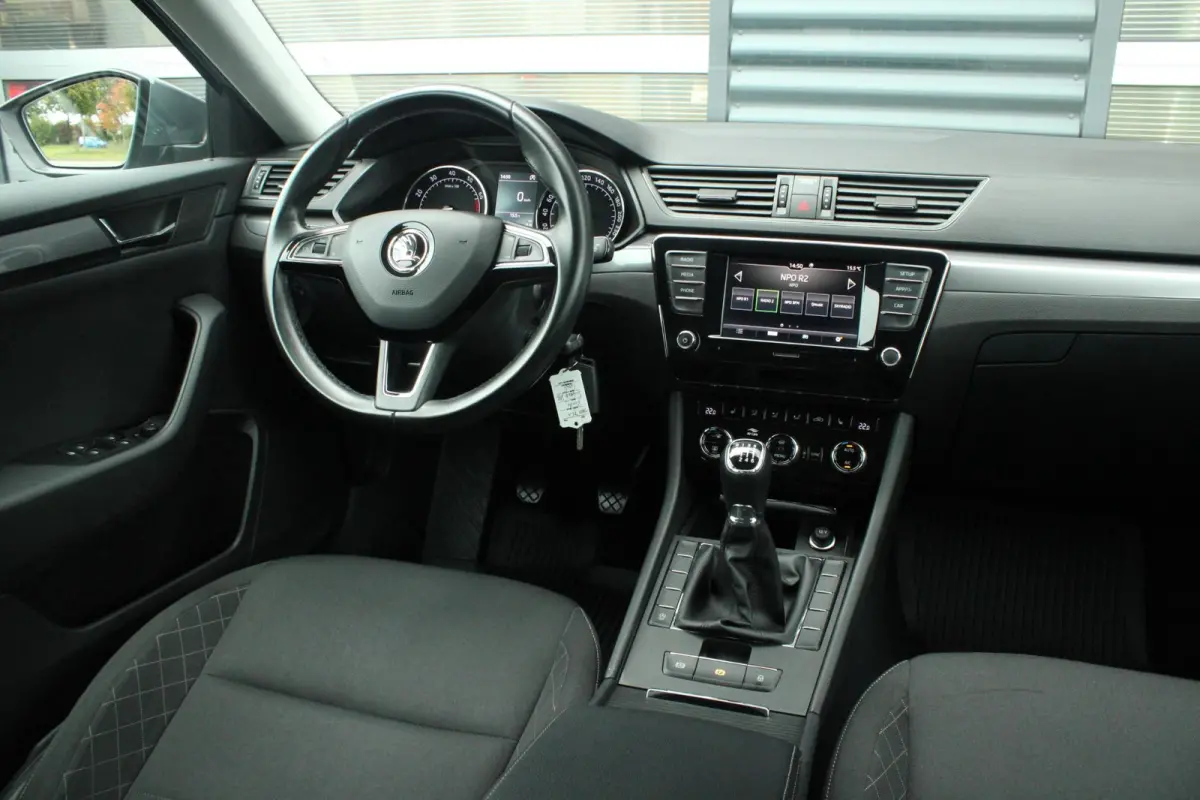 1.5 TSI 150pk Ambition | Verwarmde Voorruit | Cruise Control | 17'LM Velgen | Parkeersensoren | Stoelverwarming | Climate Control