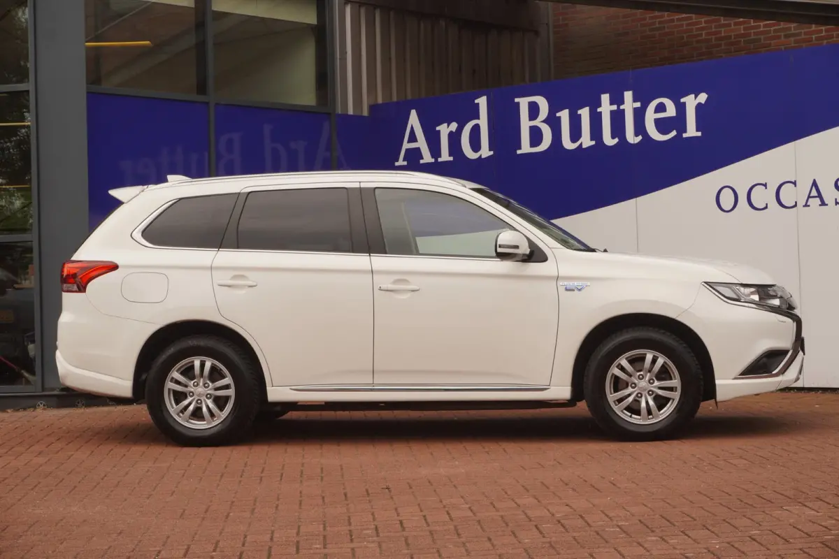 2.4 PHEV 4WD Pure 240PK / Carplay / Camera / stoel-verw / 45.KM Act.radius / 1500.KG Trekgewicht / = SUPER !!