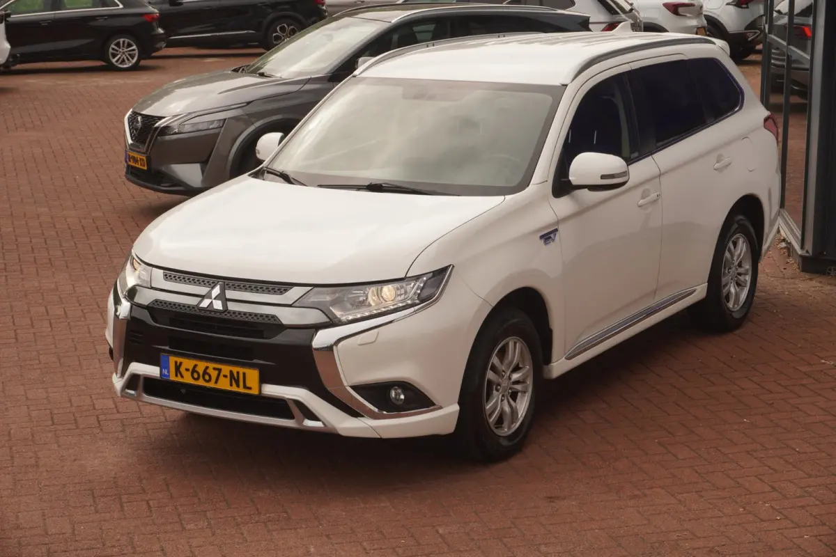 2.4 PHEV 4WD Pure 240PK / Carplay / Camera / stoel-verw / 45.KM Act.radius / 1500.KG Trekgewicht / = SUPER !!
