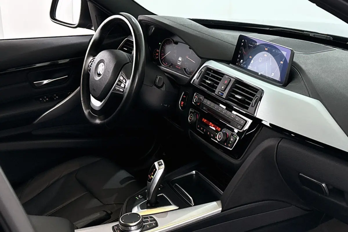 318i Luxury Edition Elektrische Trekhaak HiFi Groot Navigatie