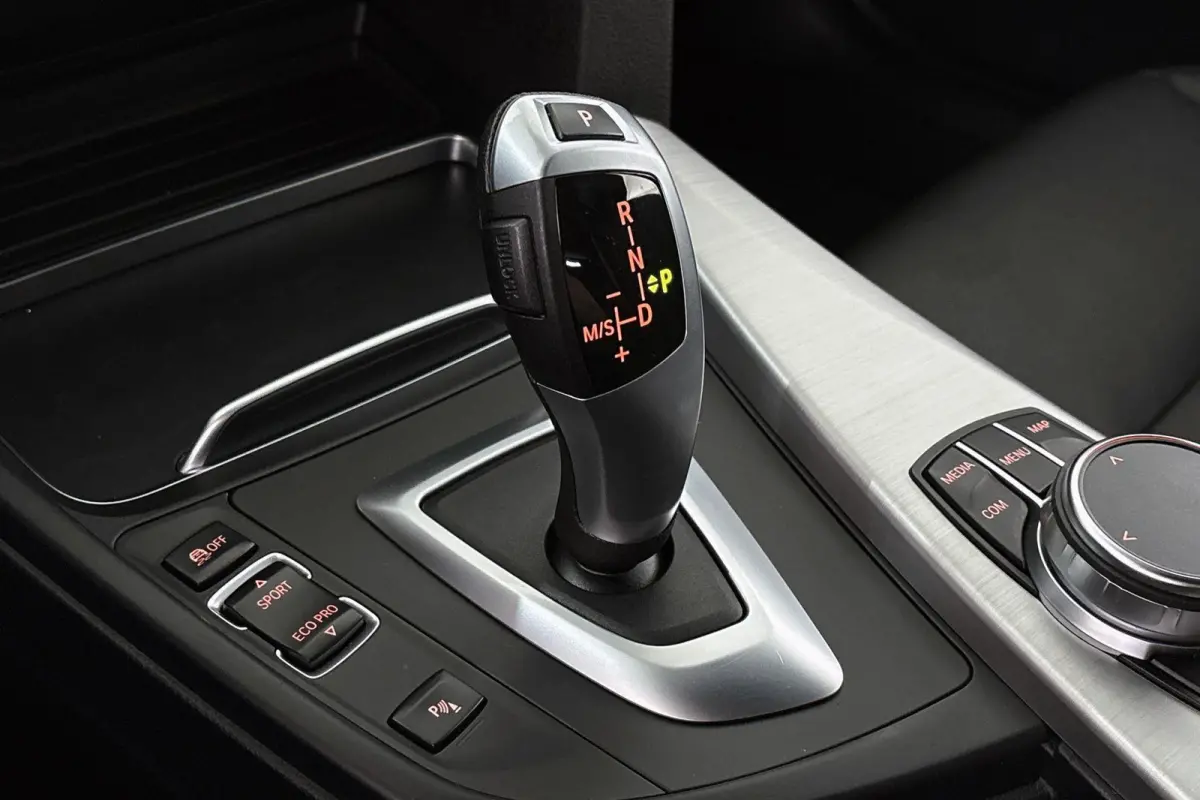 318i Luxury Edition Elektrische Trekhaak HiFi Groot Navigatie