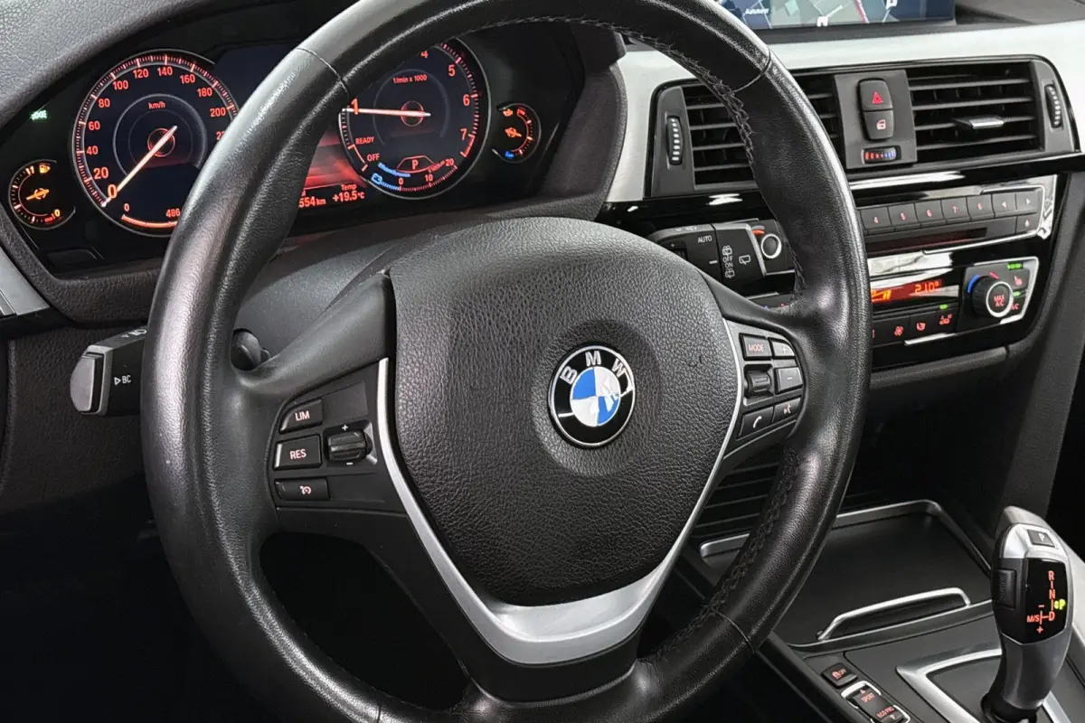 318i Luxury Edition Elektrische Trekhaak HiFi Groot Navigatie