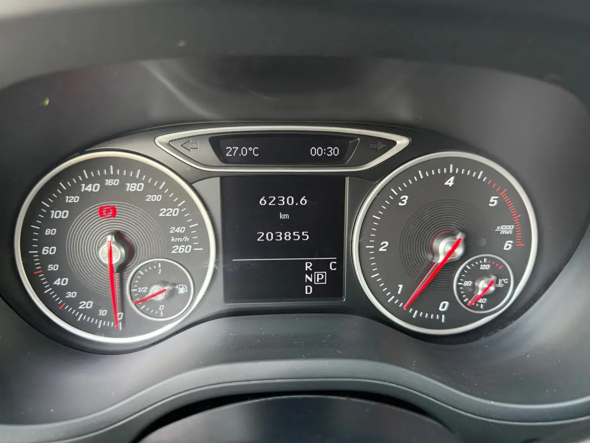 220 d / APK / AIRCO / Rijdt en schakelt goed / Inruil Mogelijk.