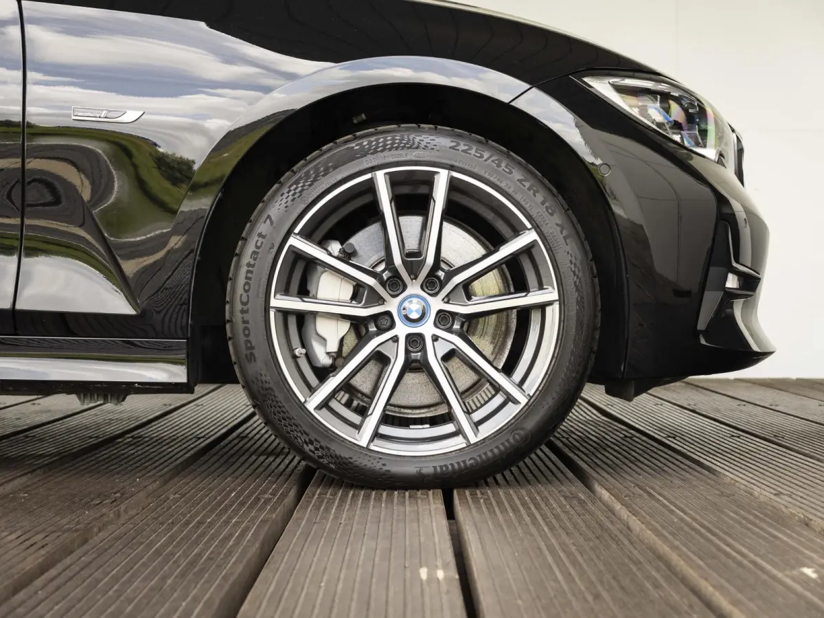 330e | Innovation Pack | M Adaptief onderstel | 19 inch | Adaptieve Cruise Control | Parking Assistent Plus | BMW Laserlight | Trekhaak