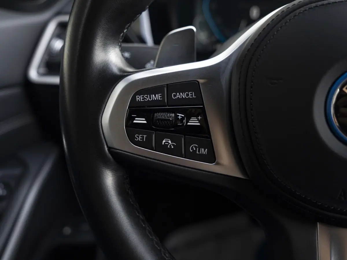 330e | Innovation Pack | M Adaptief onderstel | 19 inch | Adaptieve Cruise Control | Parking Assistent Plus | BMW Laserlight | Trekhaak