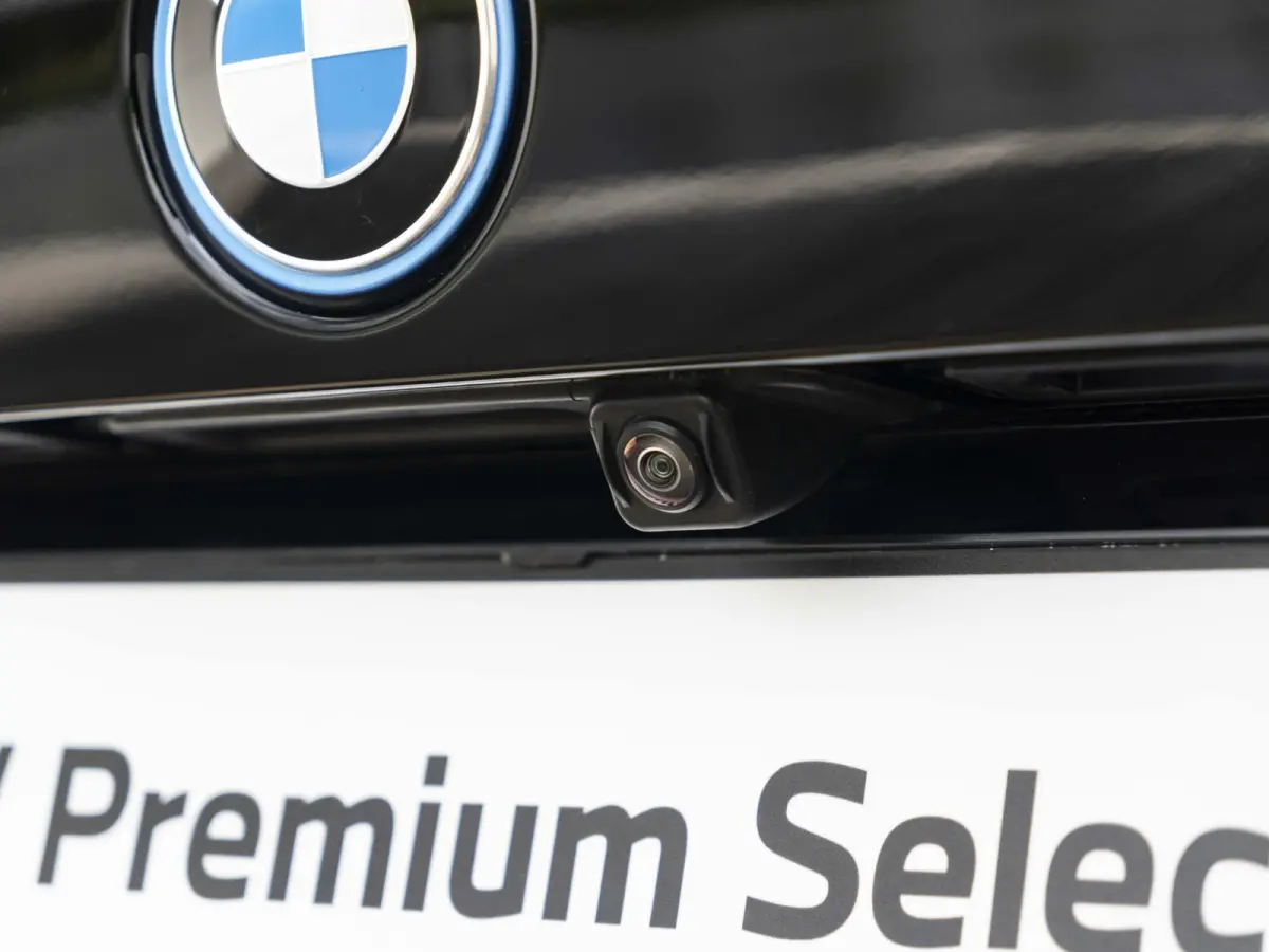330e | Innovation Pack | M Adaptief onderstel | 19 inch | Adaptieve Cruise Control | Parking Assistent Plus | BMW Laserlight | Trekhaak