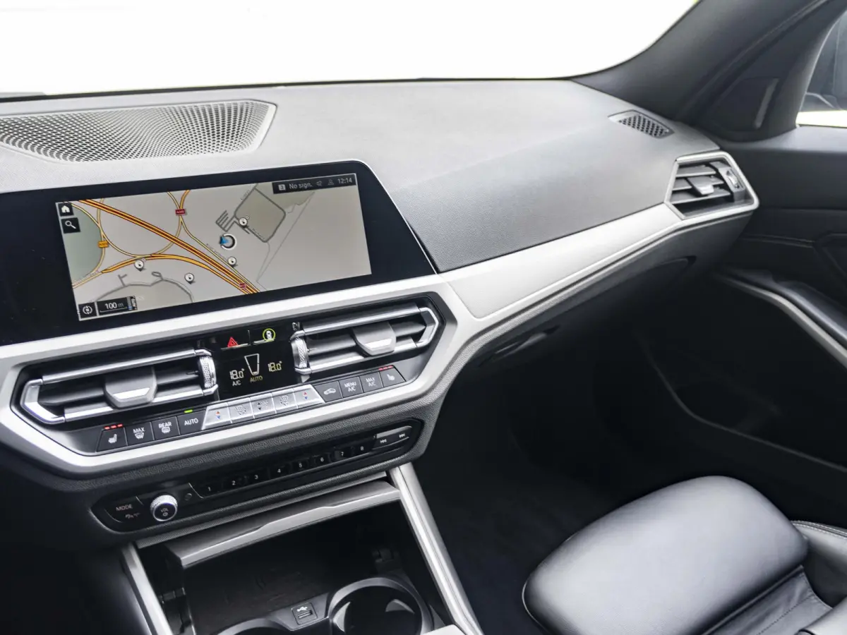 330e | Innovation Pack | M Adaptief onderstel | 19 inch | Adaptieve Cruise Control | Parking Assistent Plus | BMW Laserlight | Trekhaak