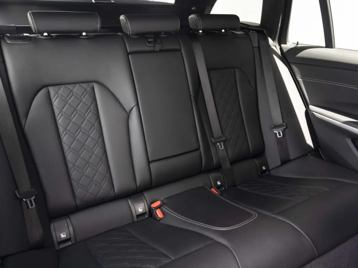 330e | Innovation Pack | M Adaptief onderstel | 19 inch | Adaptieve Cruise Control | Parking Assistent Plus | BMW Laserlight | Trekhaak