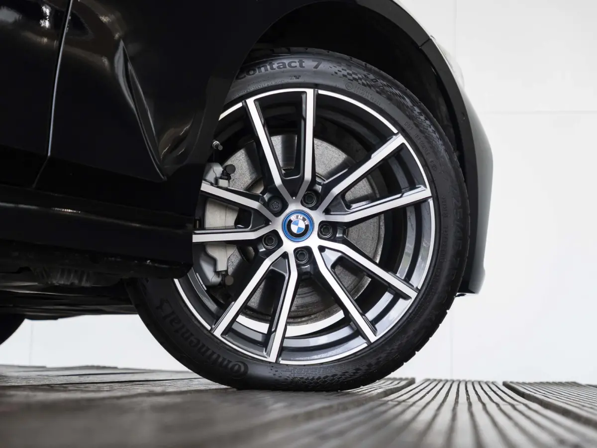 330e | Innovation Pack | M Adaptief onderstel | 19 inch | Adaptieve Cruise Control | Parking Assistent Plus | BMW Laserlight | Trekhaak