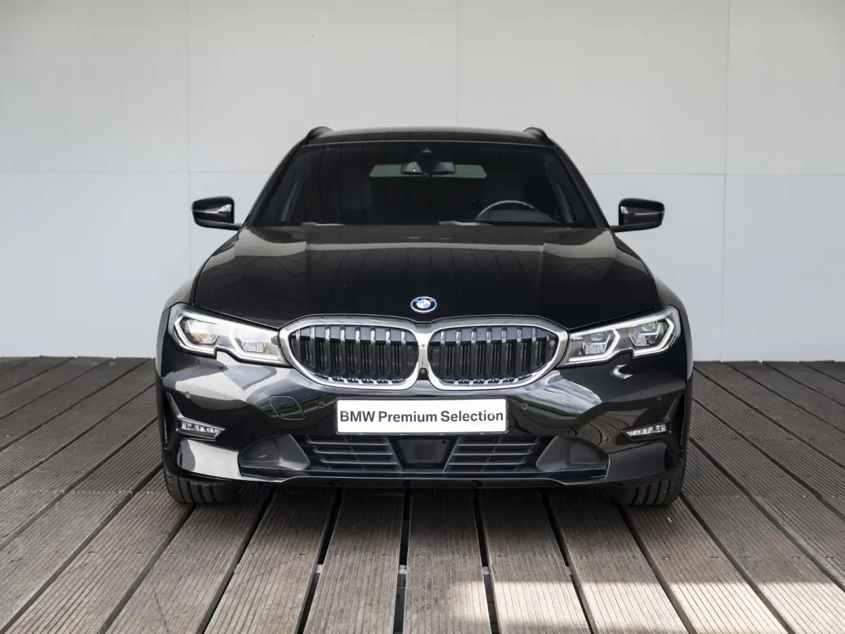 330e | Innovation Pack | M Adaptief onderstel | 19 inch | Adaptieve Cruise Control | Parking Assistent Plus | BMW Laserlight | Trekhaak