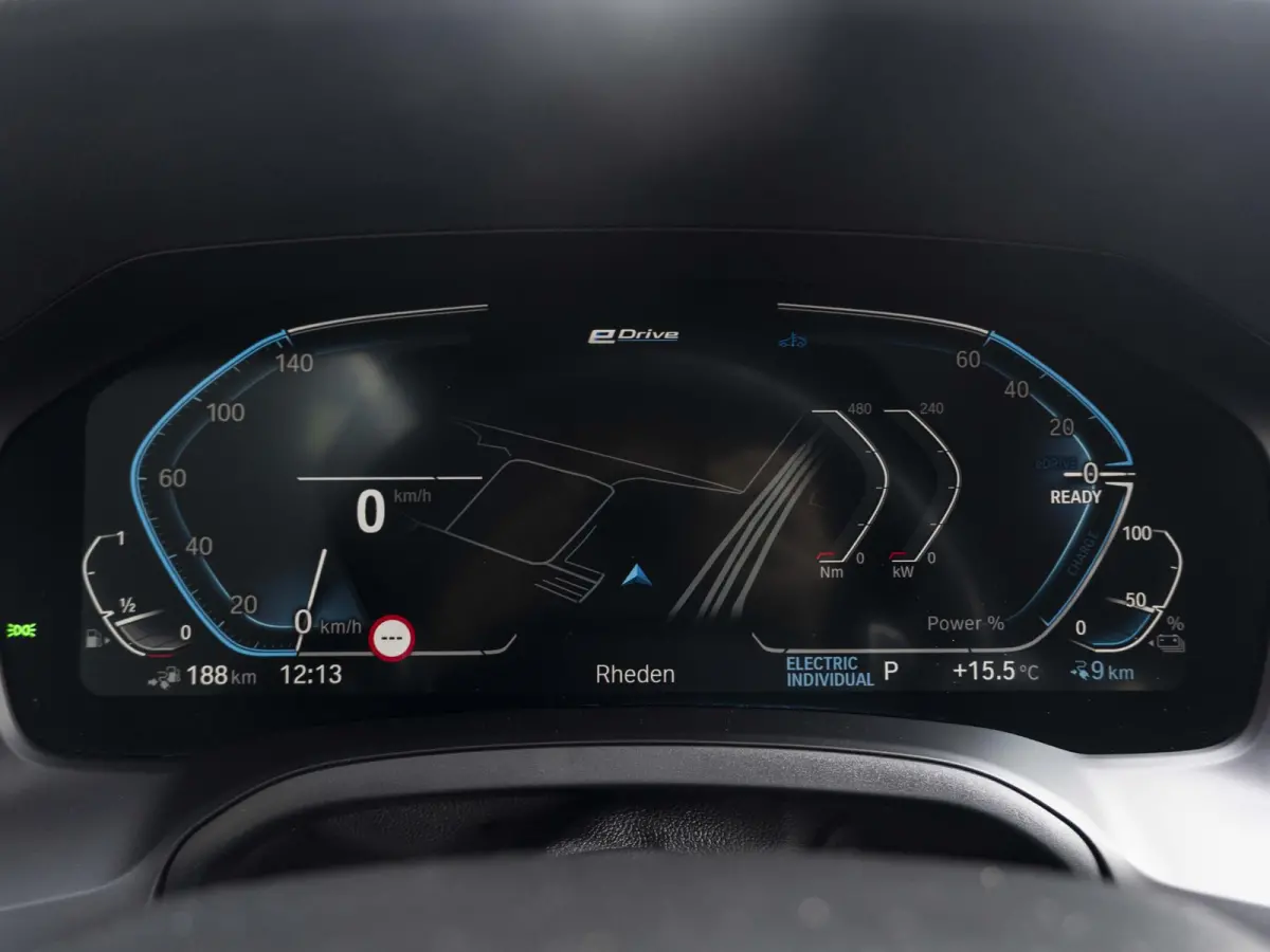 330e | Innovation Pack | M Adaptief onderstel | 19 inch | Adaptieve Cruise Control | Parking Assistent Plus | BMW Laserlight | Trekhaak