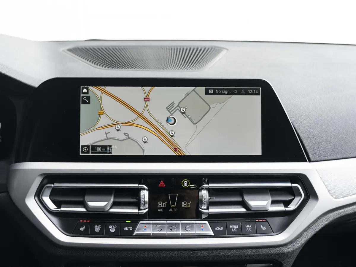 330e | Innovation Pack | M Adaptief onderstel | 19 inch | Adaptieve Cruise Control | Parking Assistent Plus | BMW Laserlight | Trekhaak