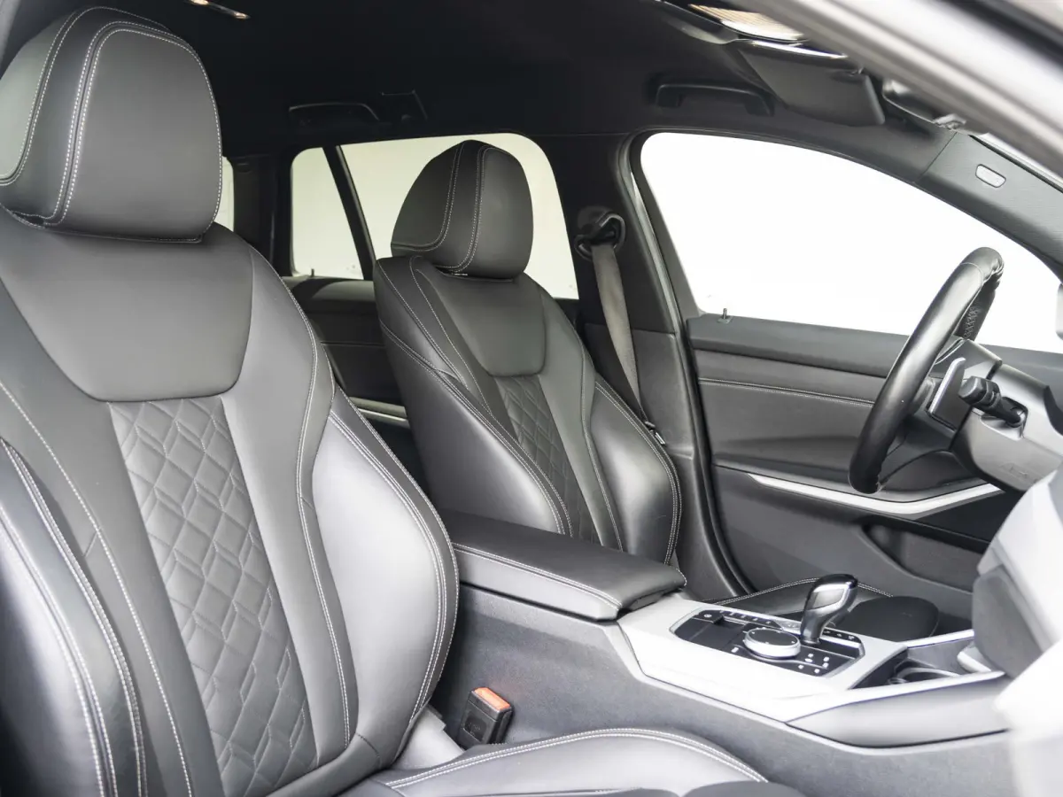 330e | Innovation Pack | M Adaptief onderstel | 19 inch | Adaptieve Cruise Control | Parking Assistent Plus | BMW Laserlight | Trekhaak