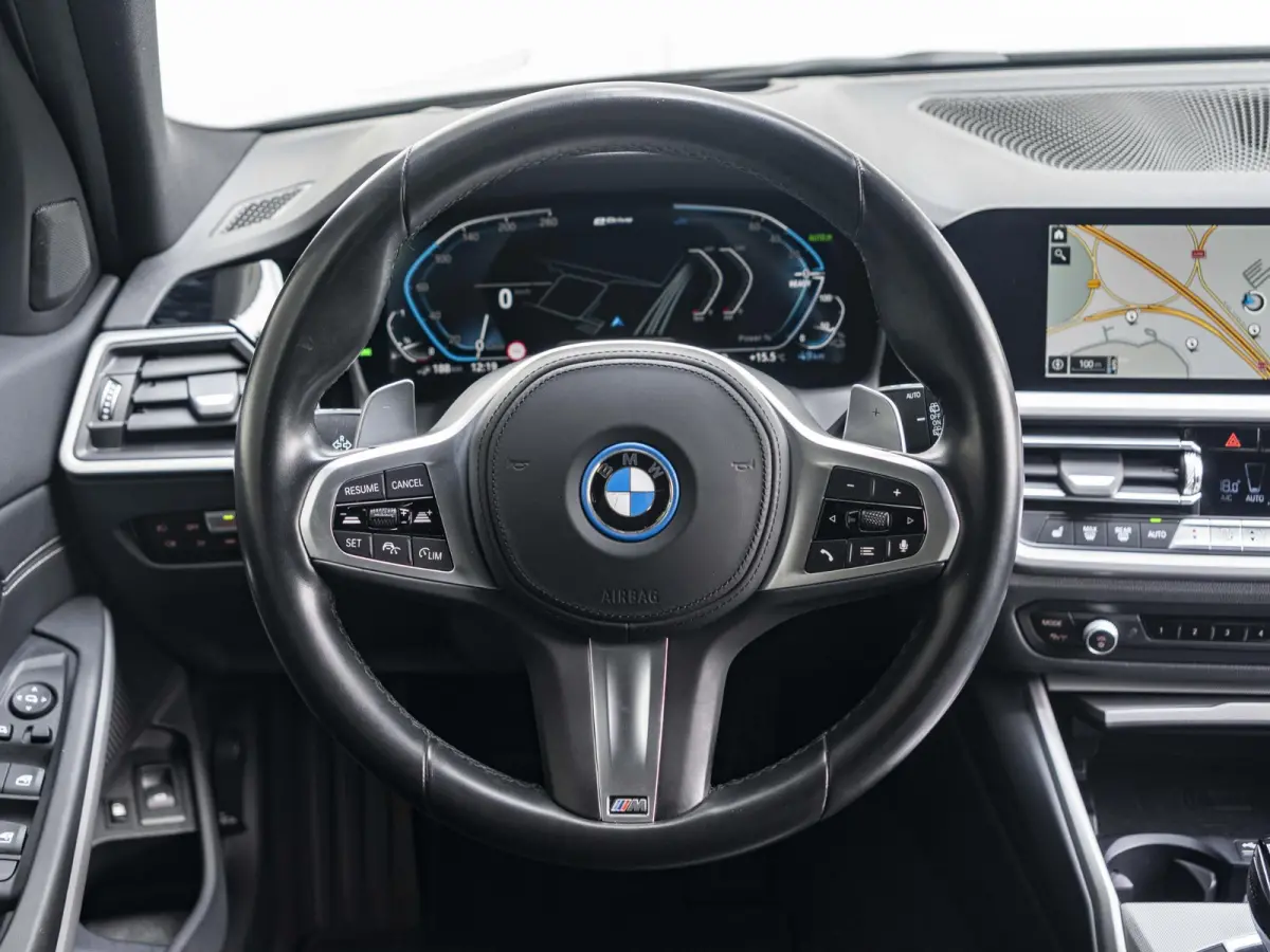 330e | Innovation Pack | M Adaptief onderstel | 19 inch | Adaptieve Cruise Control | Parking Assistent Plus | BMW Laserlight | Trekhaak