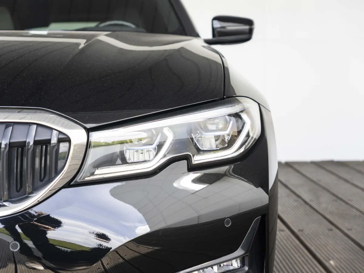 330e | Innovation Pack | M Adaptief onderstel | 19 inch | Adaptieve Cruise Control | Parking Assistent Plus | BMW Laserlight | Trekhaak