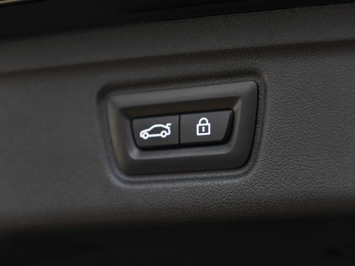 330e | Innovation Pack | M Adaptief onderstel | 19 inch | Adaptieve Cruise Control | Parking Assistent Plus | BMW Laserlight | Trekhaak