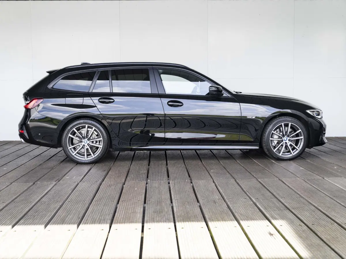 330e | Innovation Pack | M Adaptief onderstel | 19 inch | Adaptieve Cruise Control | Parking Assistent Plus | BMW Laserlight | Trekhaak