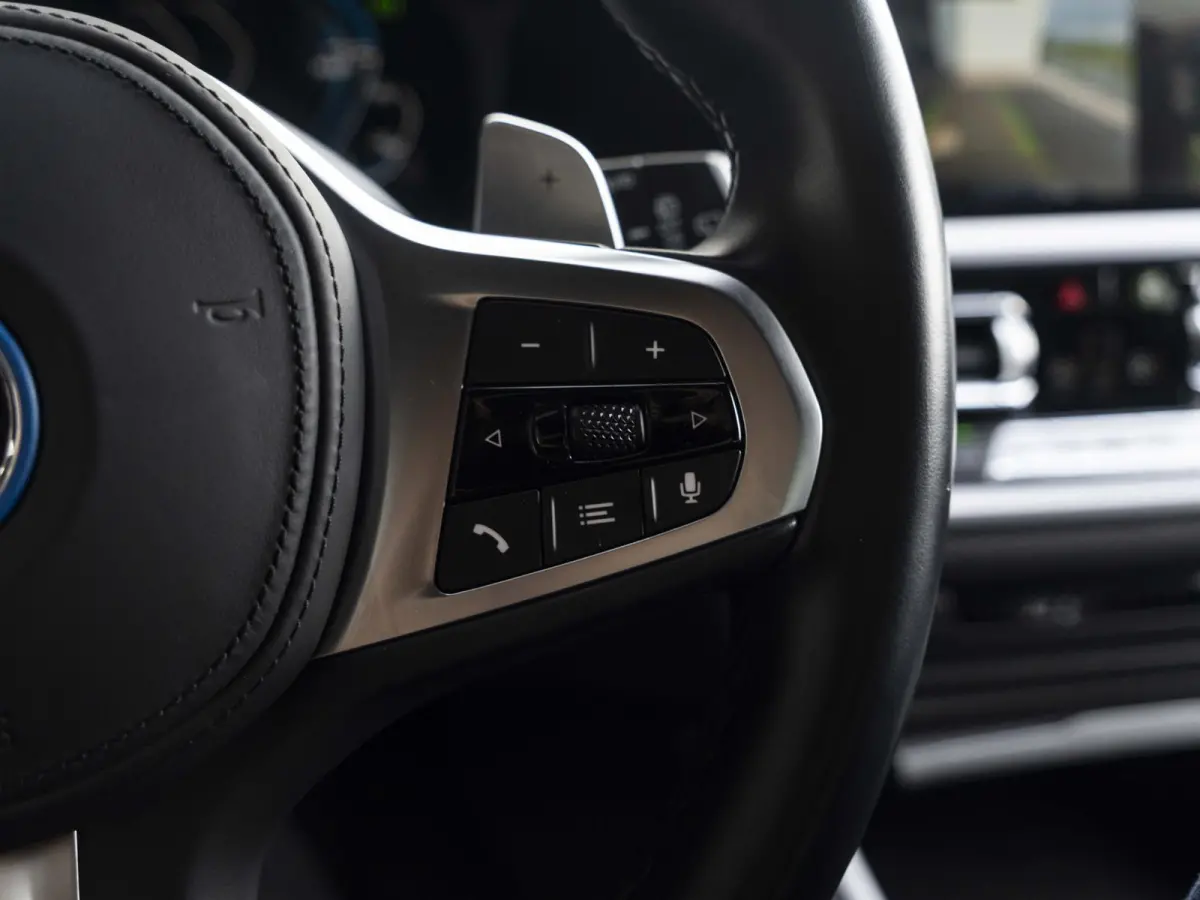 330e | Innovation Pack | M Adaptief onderstel | 19 inch | Adaptieve Cruise Control | Parking Assistent Plus | BMW Laserlight | Trekhaak