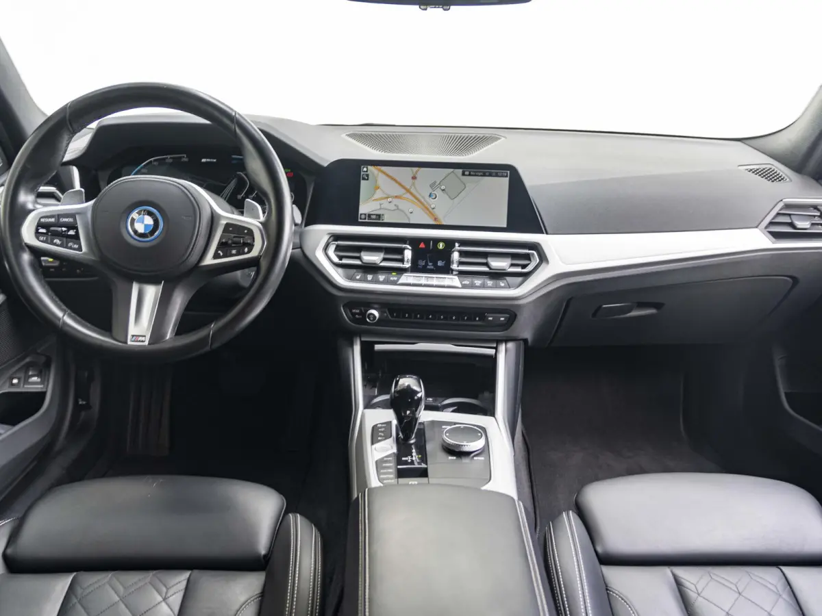 330e | Innovation Pack | M Adaptief onderstel | 19 inch | Adaptieve Cruise Control | Parking Assistent Plus | BMW Laserlight | Trekhaak