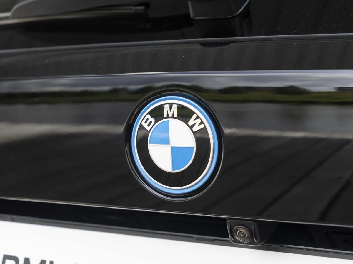 330e | Innovation Pack | M Adaptief onderstel | 19 inch | Adaptieve Cruise Control | Parking Assistent Plus | BMW Laserlight | Trekhaak