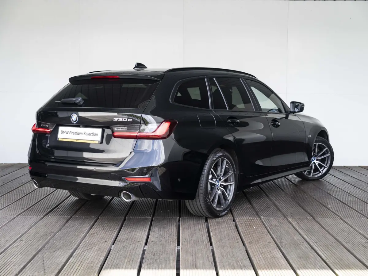 330e | Innovation Pack | M Adaptief onderstel | 19 inch | Adaptieve Cruise Control | Parking Assistent Plus | BMW Laserlight | Trekhaak