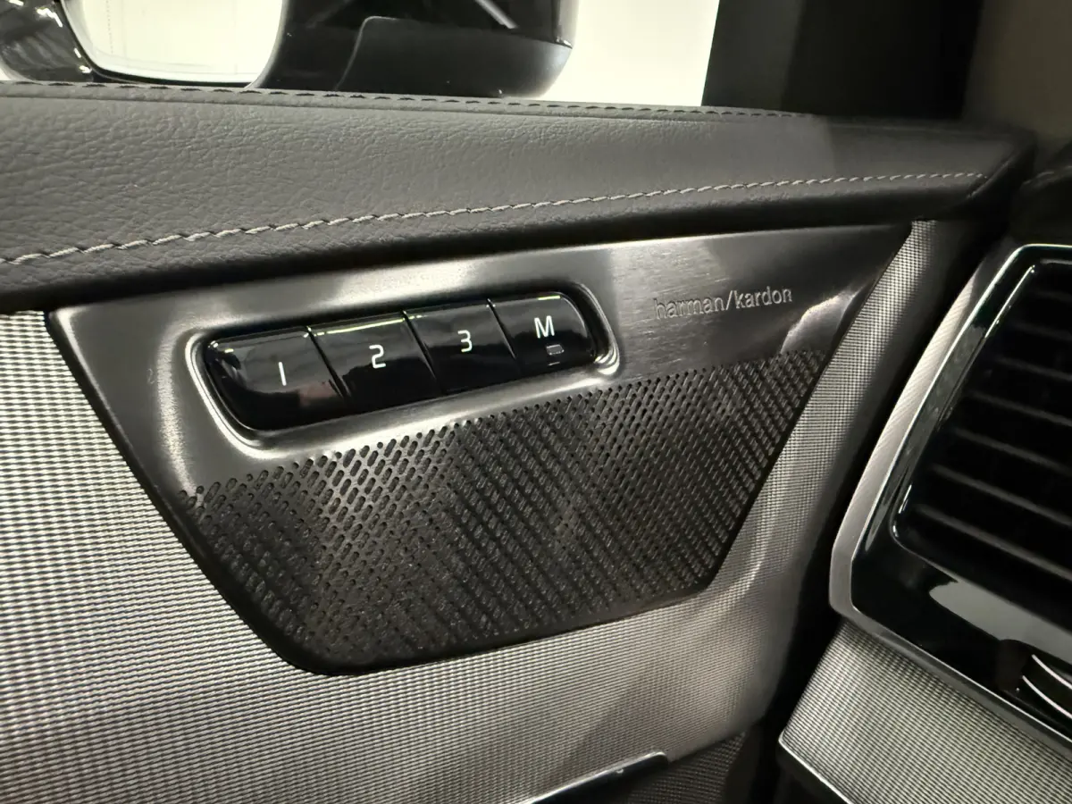 T8 Recharge AWD R-Design PANO/LUCHTVERING/TREKHAAK/SOH 98%/H&K/MEMORY/ZWART LEER/GOOGLE/CARPLAY/ACC/PILOT-ASSIST/20"/PRIVACY/VOLLEDIG VOLVO DEALER HISTORIE