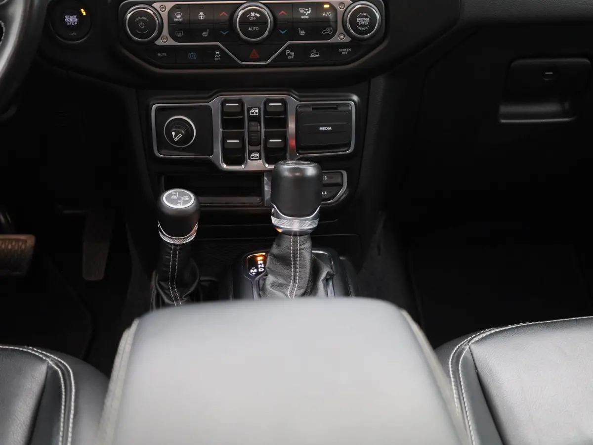 2.0T Sahara 4xe 380pk | Lederen Bekleding | Stoel & Stuurverwarming | Camera | Navigatie | Climate Controle | Hardtop |