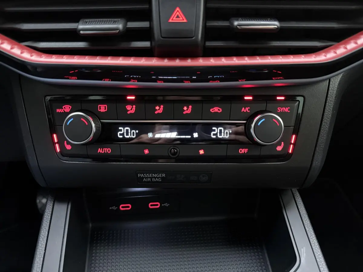 1.0 EcoTSI FR Business Intense | Half Leder | Beats Audio | Stoelverwarming | Camera | LED Koplampen | Apple Carplay / Android Auto | Virtual Cockpit |
