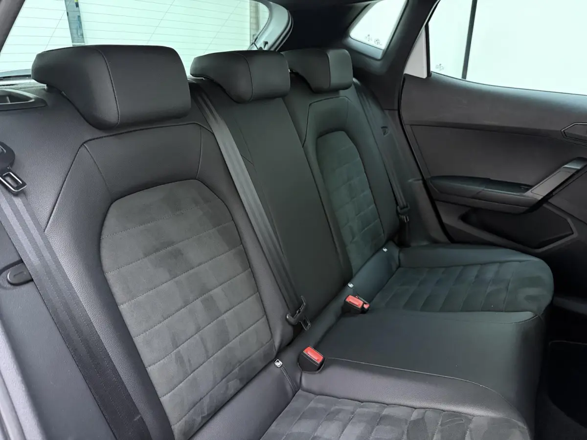 1.0 EcoTSI FR Business Intense | Half Leder | Beats Audio | Stoelverwarming | Camera | LED Koplampen | Apple Carplay / Android Auto | Virtual Cockpit |